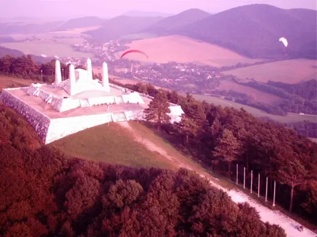 Bradlo – General-M.-R.-Štefánik-Denkmal — 3