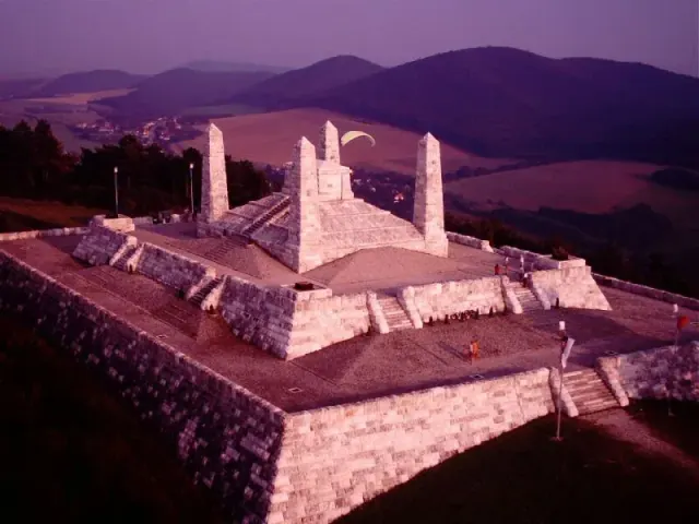 Bradlo – General-M.-R.-Štefánik-Denkmal — 4